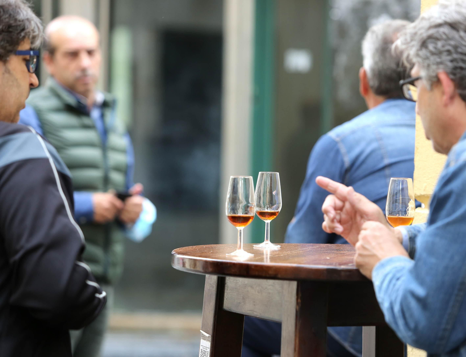 Consumo de vino de Jerez en un bar del centro durante la pandemia.