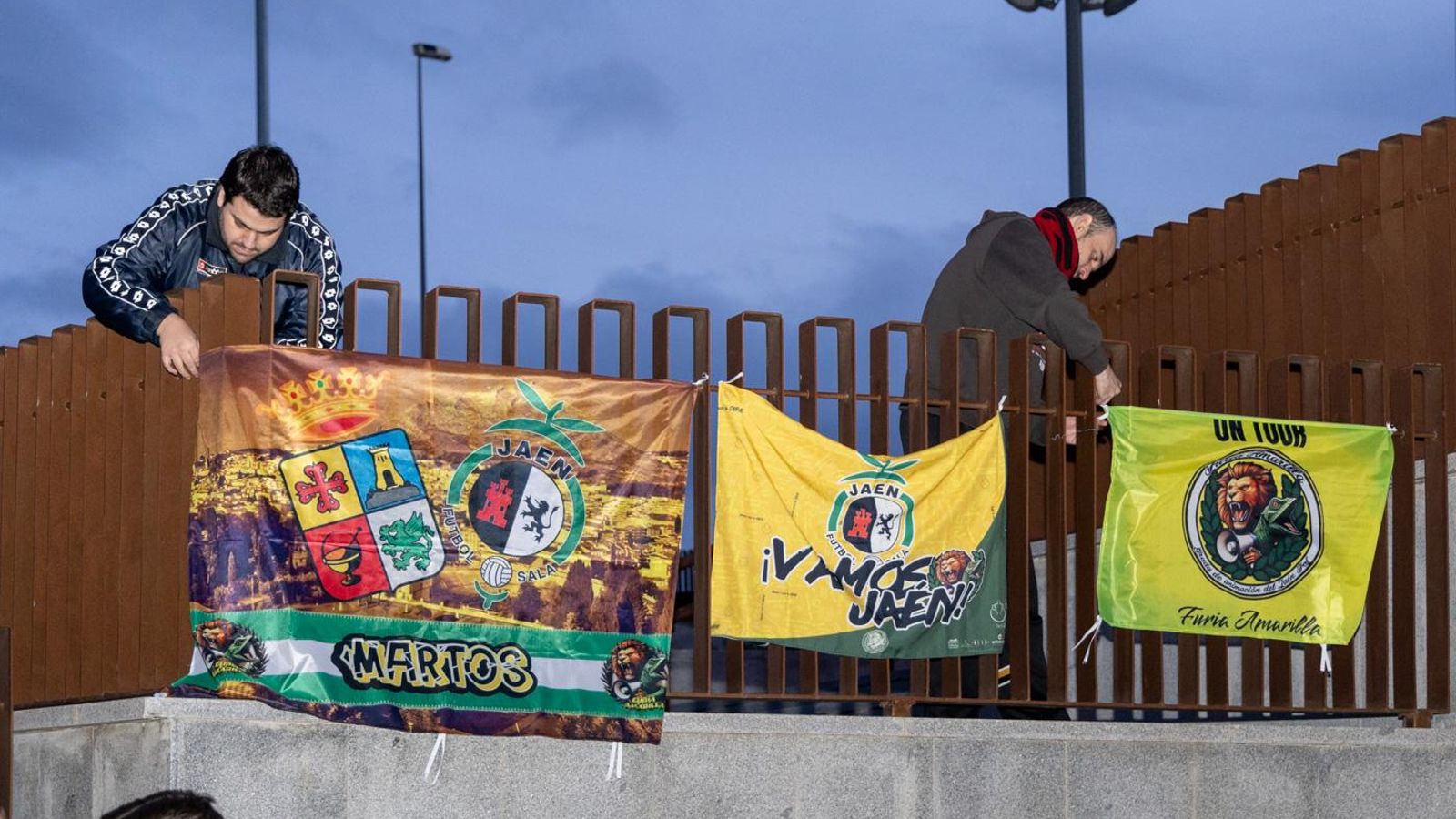 En imágenes: la Marea Amarilla alienta al Jaén Paraíso Interior FS antes de poner rumbo a la Copa de España
