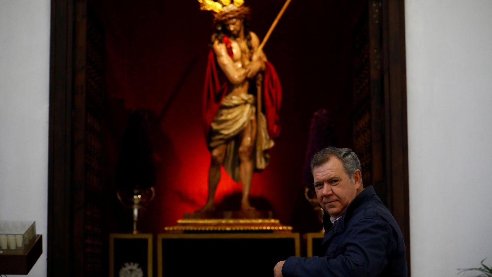 José Ángel Cervera, ante el Señor de los Afligidos en la parroquia de San Vicente Ferrer.