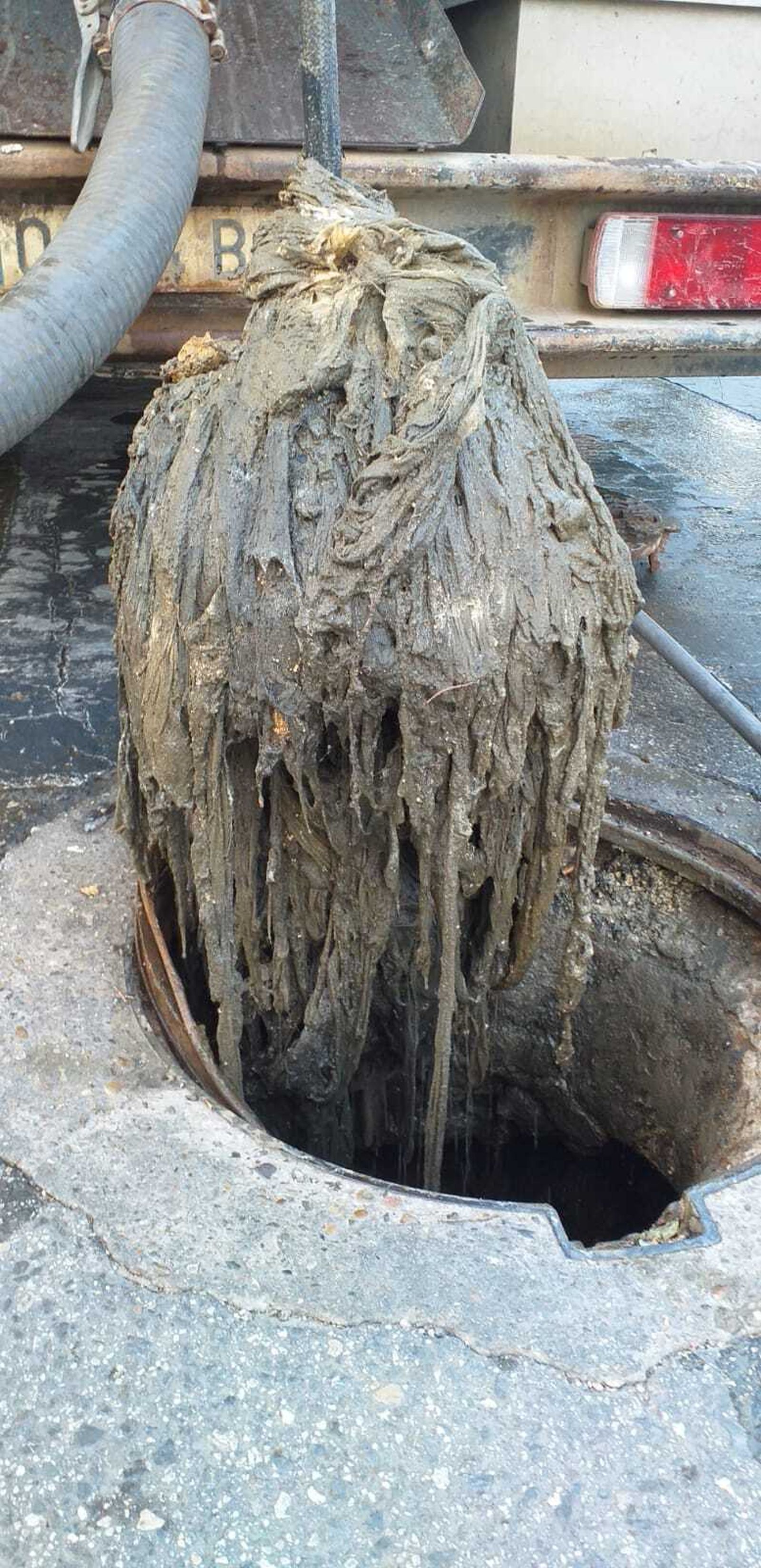 Retirada de toallitas de las redes de saneamiento de San Fernando.