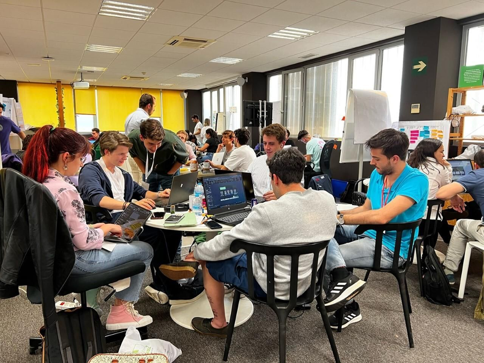 Ambiente en el Link by UMA durante el Hackathon. Ambiente en el Link by UMA durante el Hackathon.