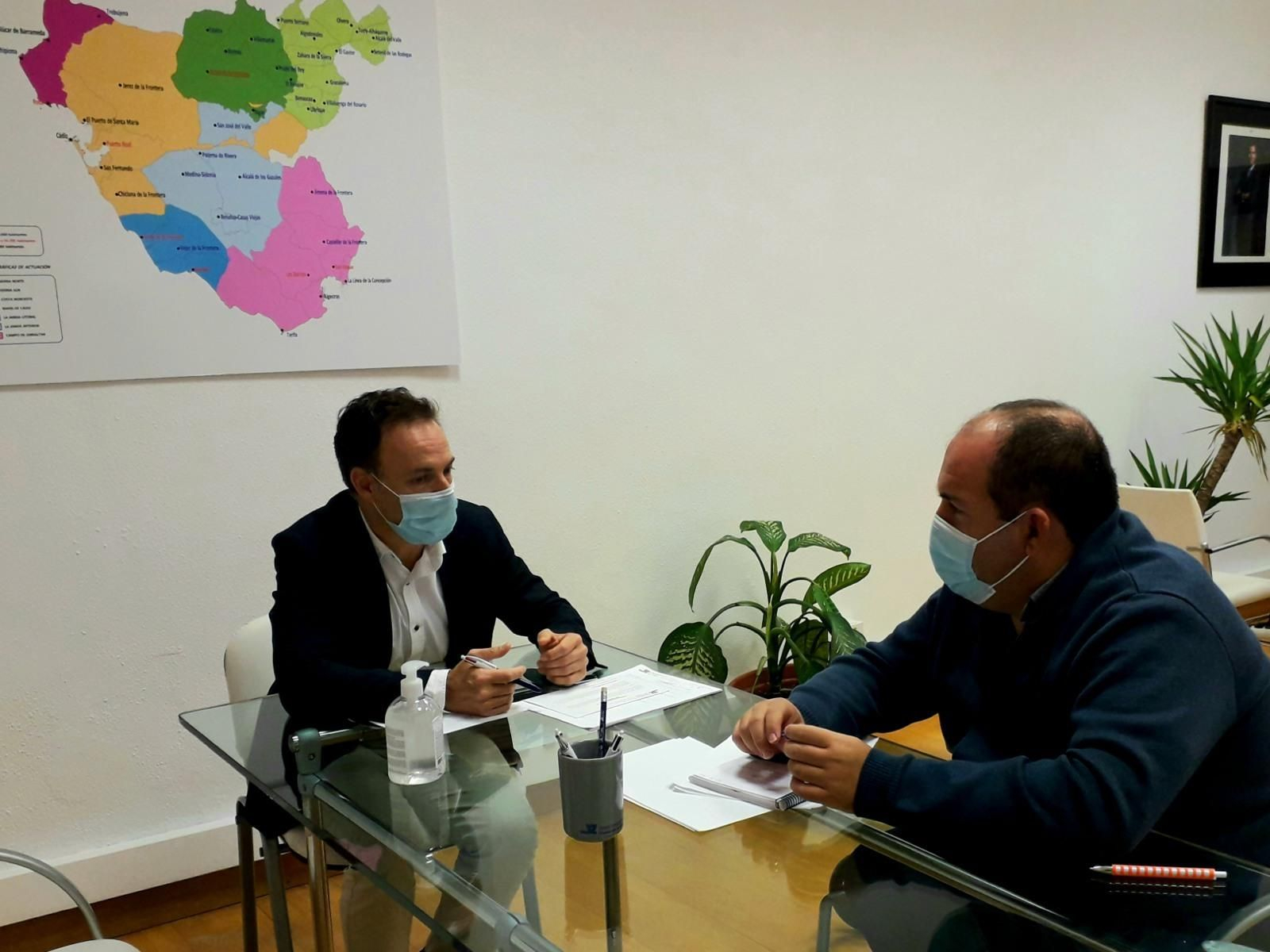 El diputado, David de la Encina, durante la reunión con el concejal, José Manuel Camacho.