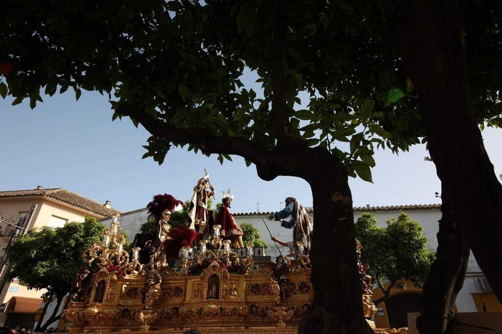 El paso de misterio de La Coronación, al poco de salir de su capilla