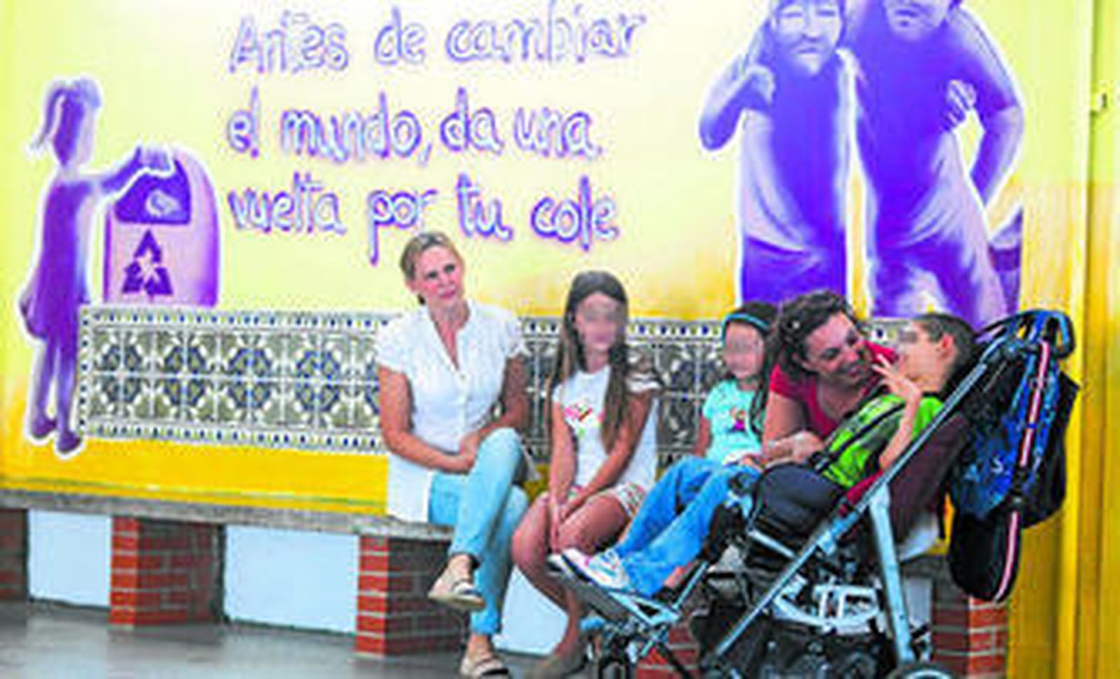 Gema Rebollo, la madre de Juanlu, su hermana, su prima y la presidenta de la asociación de padres del centro acompañan al nuevo alumno.