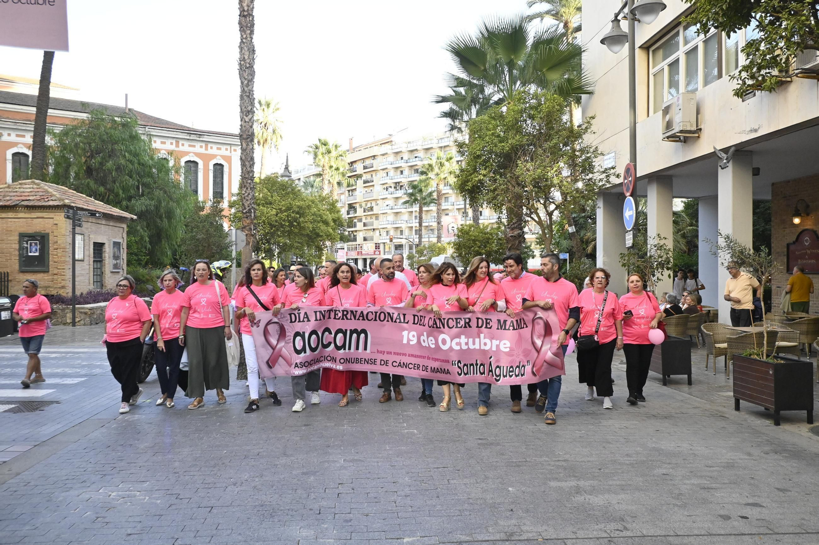 Cadena humana del día internacional del cáncer de mama