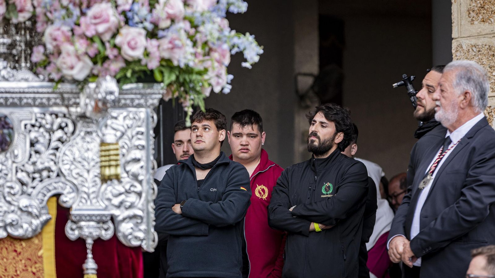 En imágenes,  El Prendimiento de San Fernando tuvo que volverse a su templo entre lágrimas y lluvia