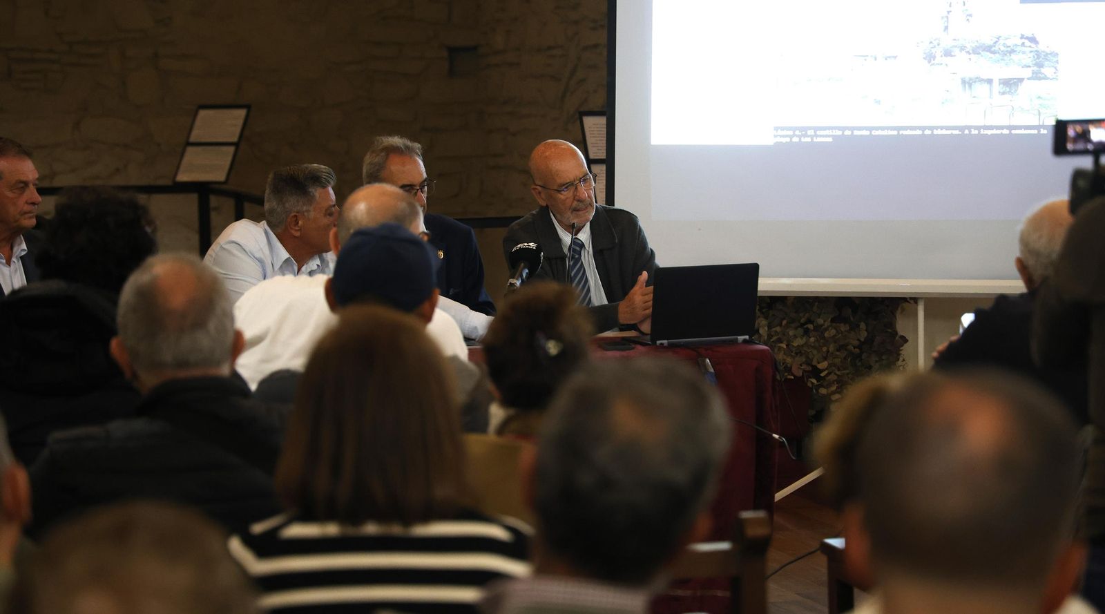Fotos de la presentación de la guía de patrimonio de Tarifa de Andrés Sarria