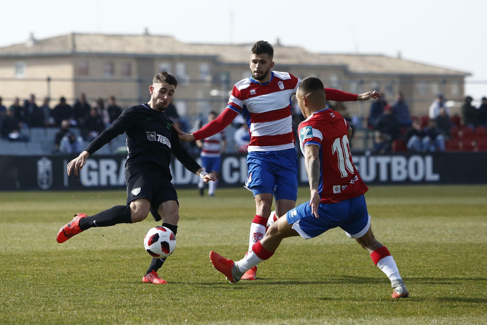 Una acción de un encuentro del Recreativo Granada.