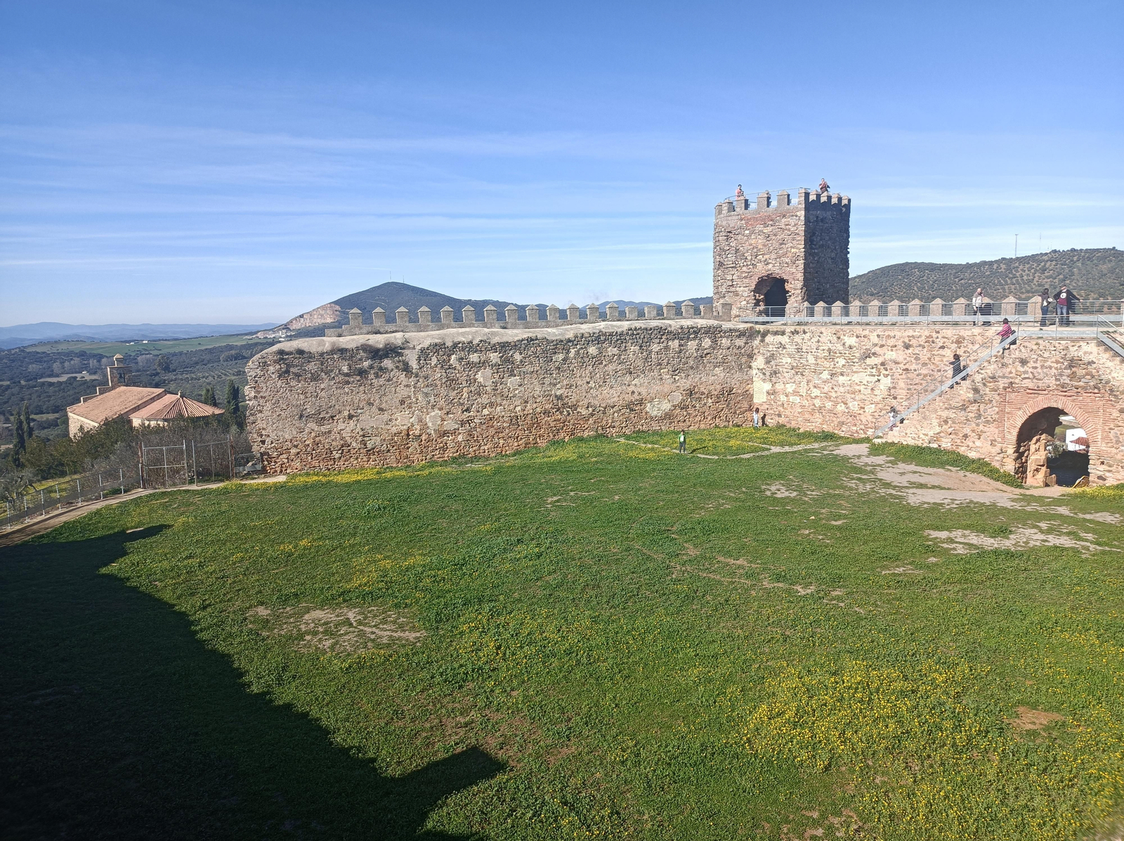 Torre y murallas del Castillo de Alanís.