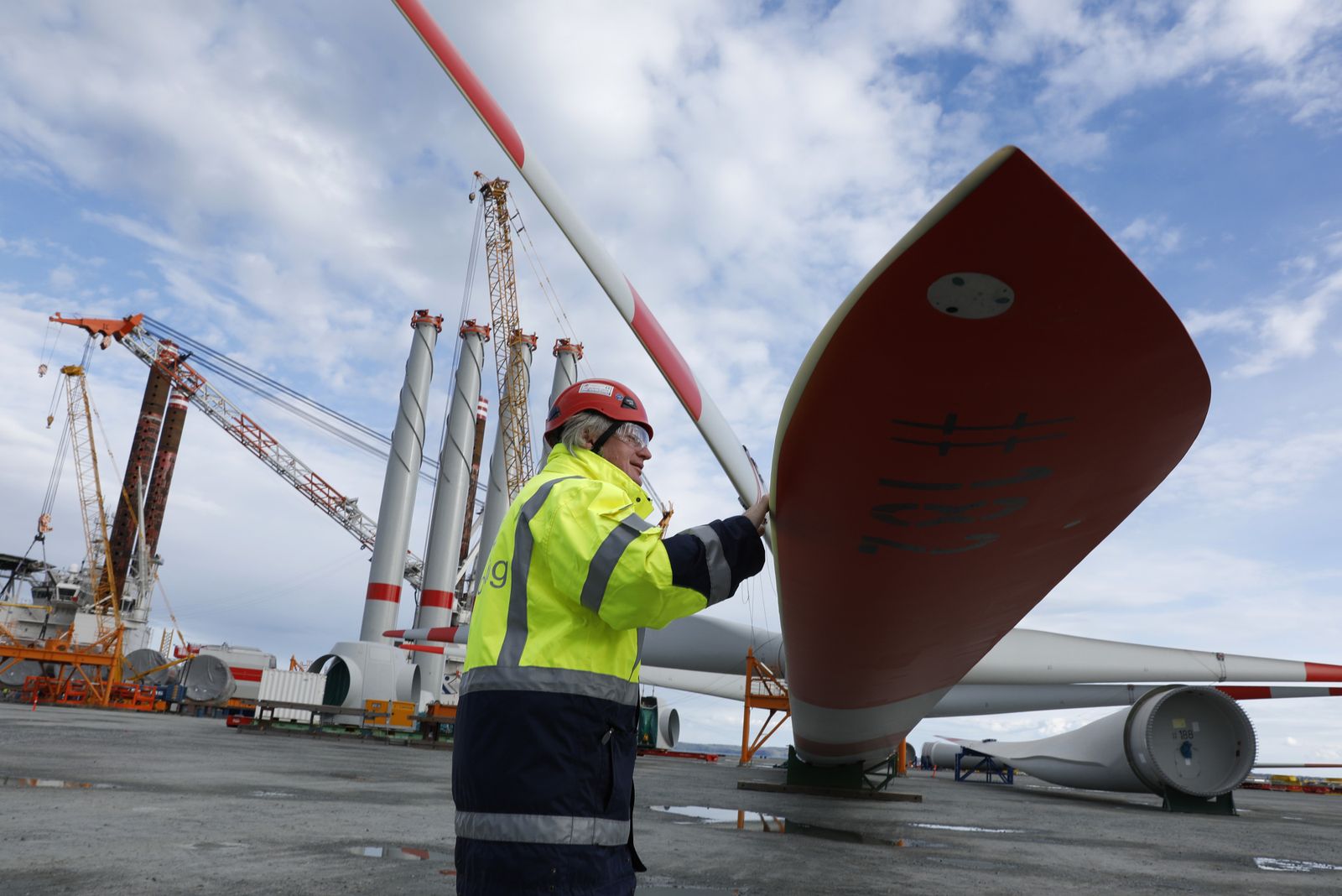 Puerto Real, presente en la estación eólico marina Wikinger