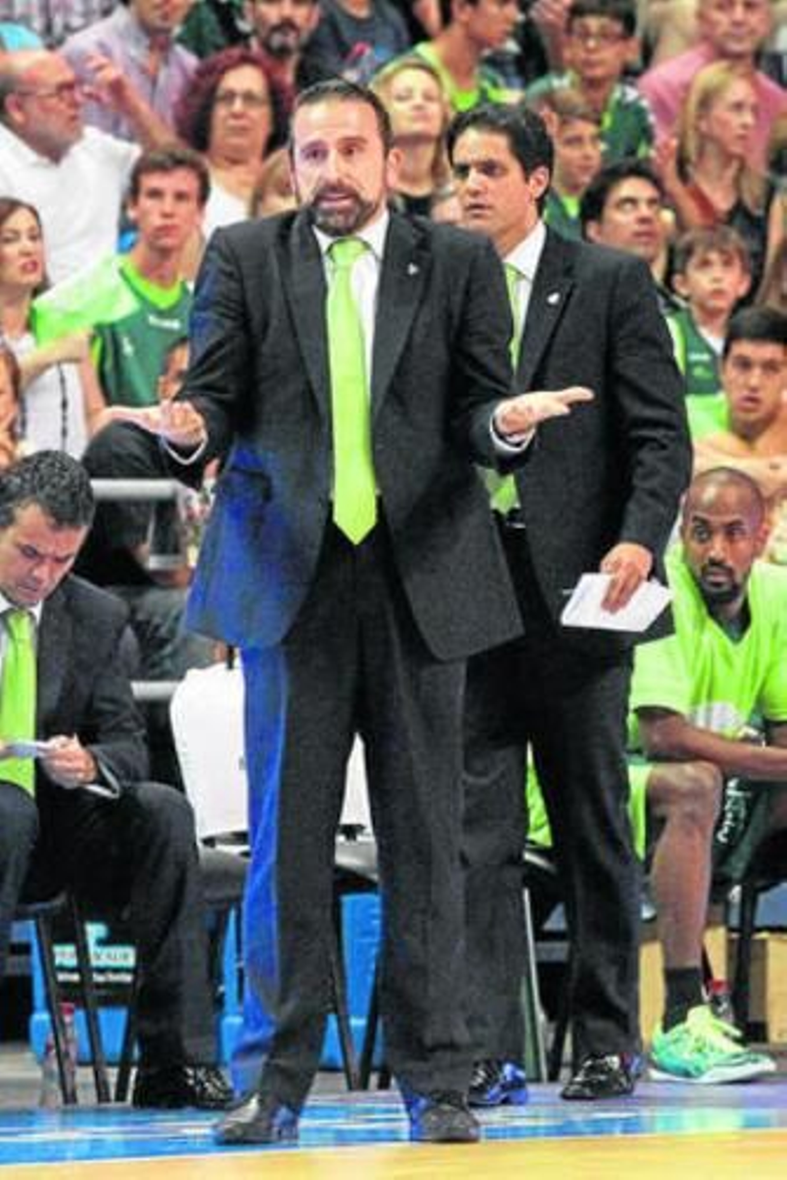 Joan Plaza hace un gesto de incomprensión.