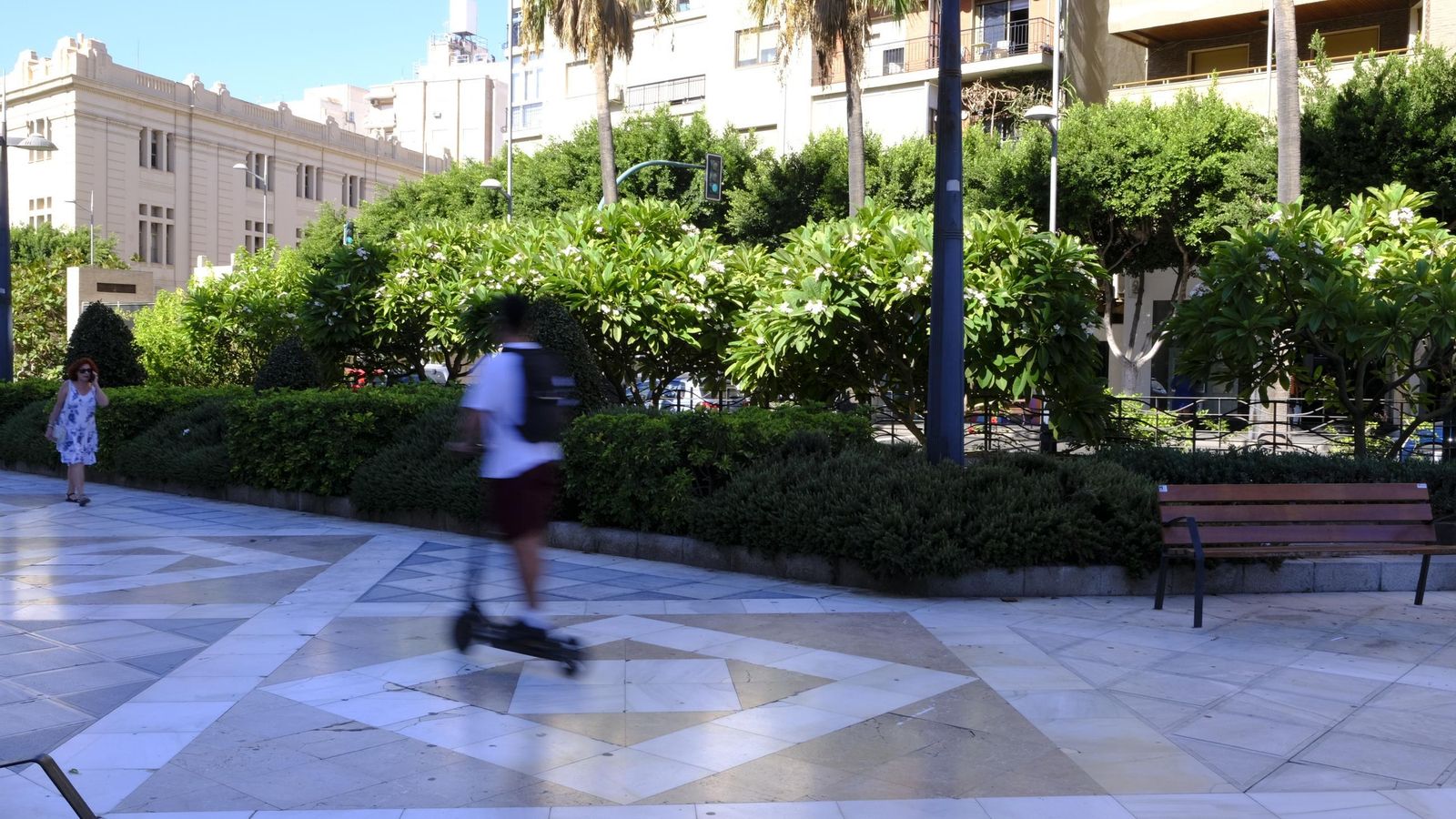 Un patinete por la avenida Federico García Lorca de Almería