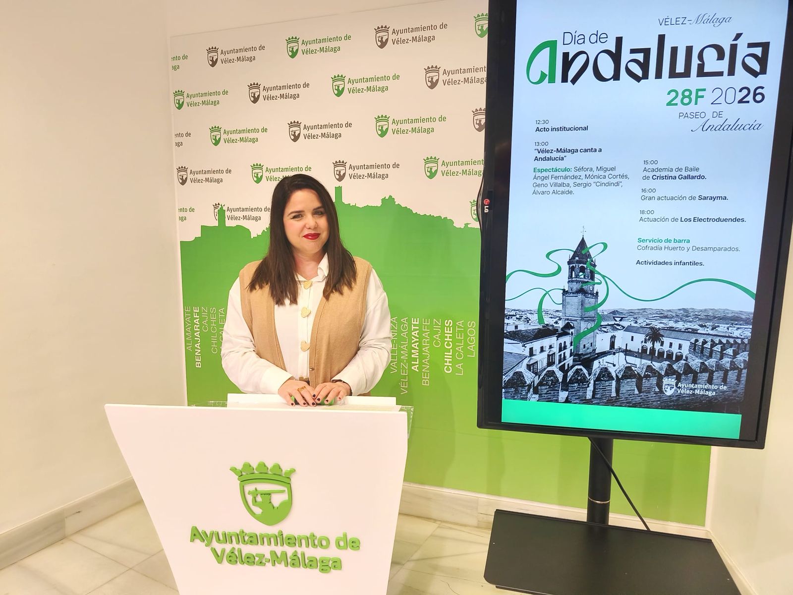 Lourdes Piña, concejal de Tradiciones Populares, en la presentación de la programación del día de Andalucía