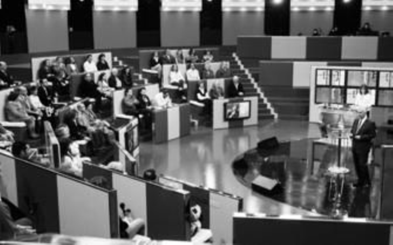 Javier Arenas, ante los ciudadanos invitados al programa, anoche.