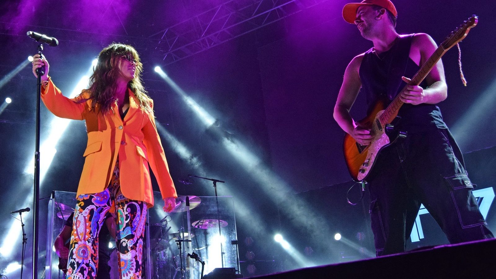 Vanesa Martín, con uno de sus músicos sobre el escenario.