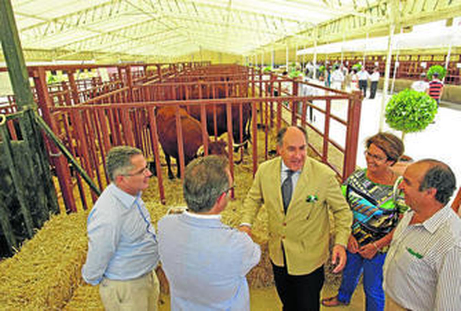 El alcalde conversa con los ediles Muñoz y Cid, y Vázquez de Asaja, ayer, durante la inauguración de la Feria de Ganado de Algeciras.