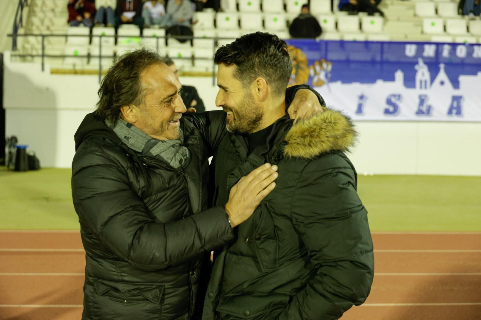 Alfredo Santaelena y Lolo Escobar se saludan antes del encuentro