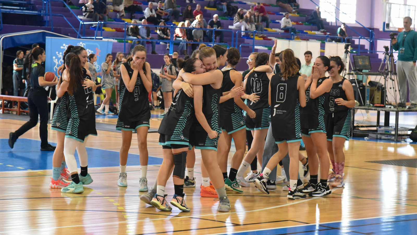 Las fotos de la ultima jornada del Andaluz infantil femenino de baloncesto en La Línea