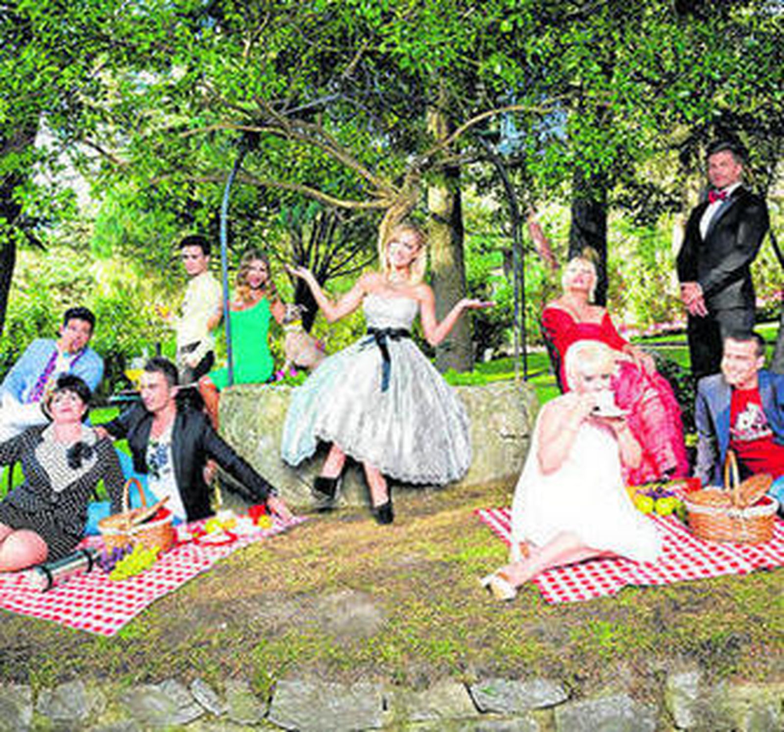 Luján Argüelles entre los cinco aspirantes y sus progenitores de esta noche.