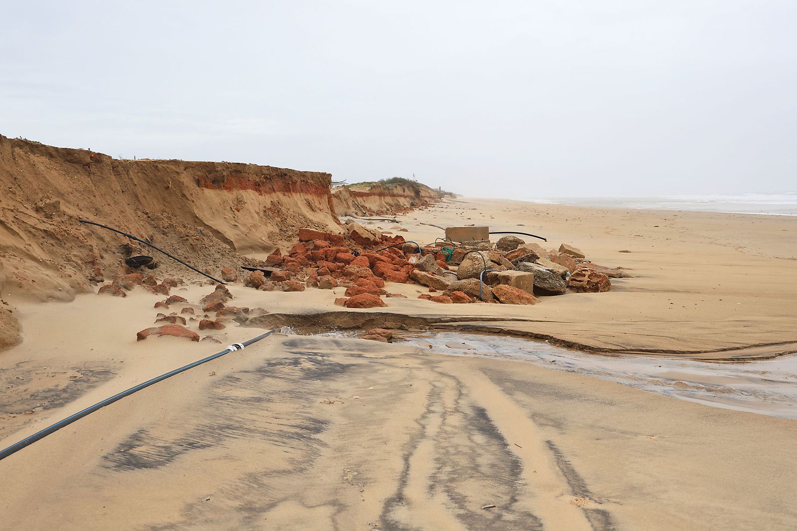 Las Fotografías de los daños ocasionados por la borrasca Leonardo en la playa de La Bota