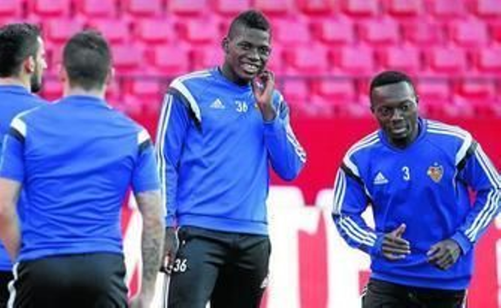 El delantero Embolo (centro), gran novedad esta noche en el Basilea, ayer en el Sánchez-Pizjuán junto a Traoré.