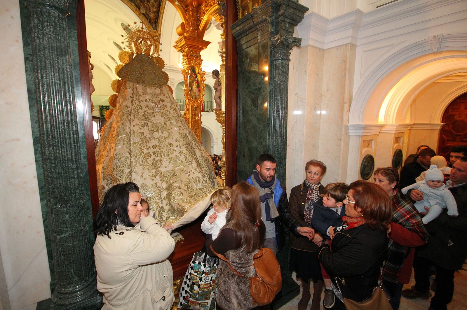 El Rocío celebra La Candelaria con la presentación de los niños a la Virgen, en imágenes