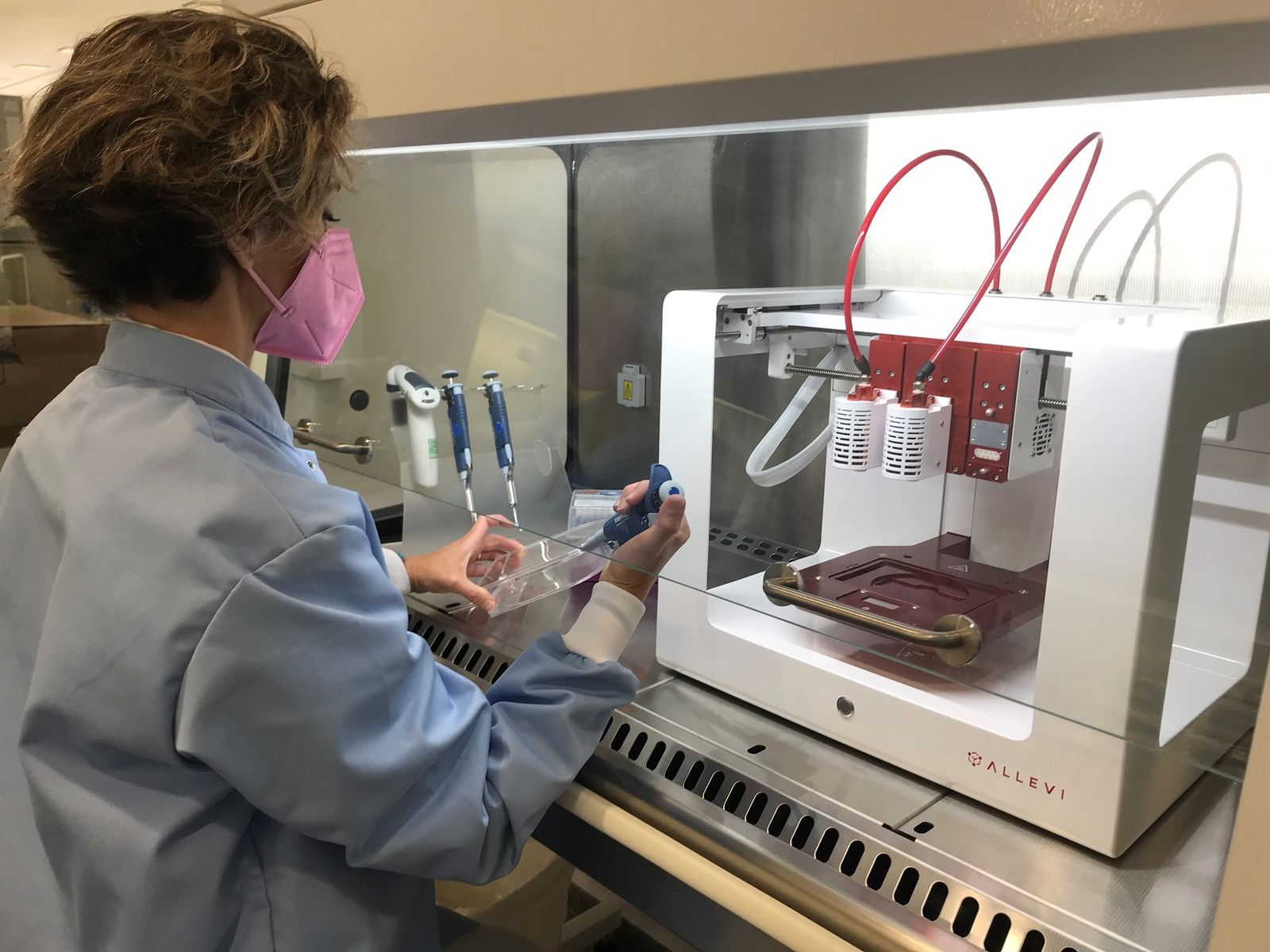 Trabajo de bioimpresión 3D en laboratorio de Ainia.