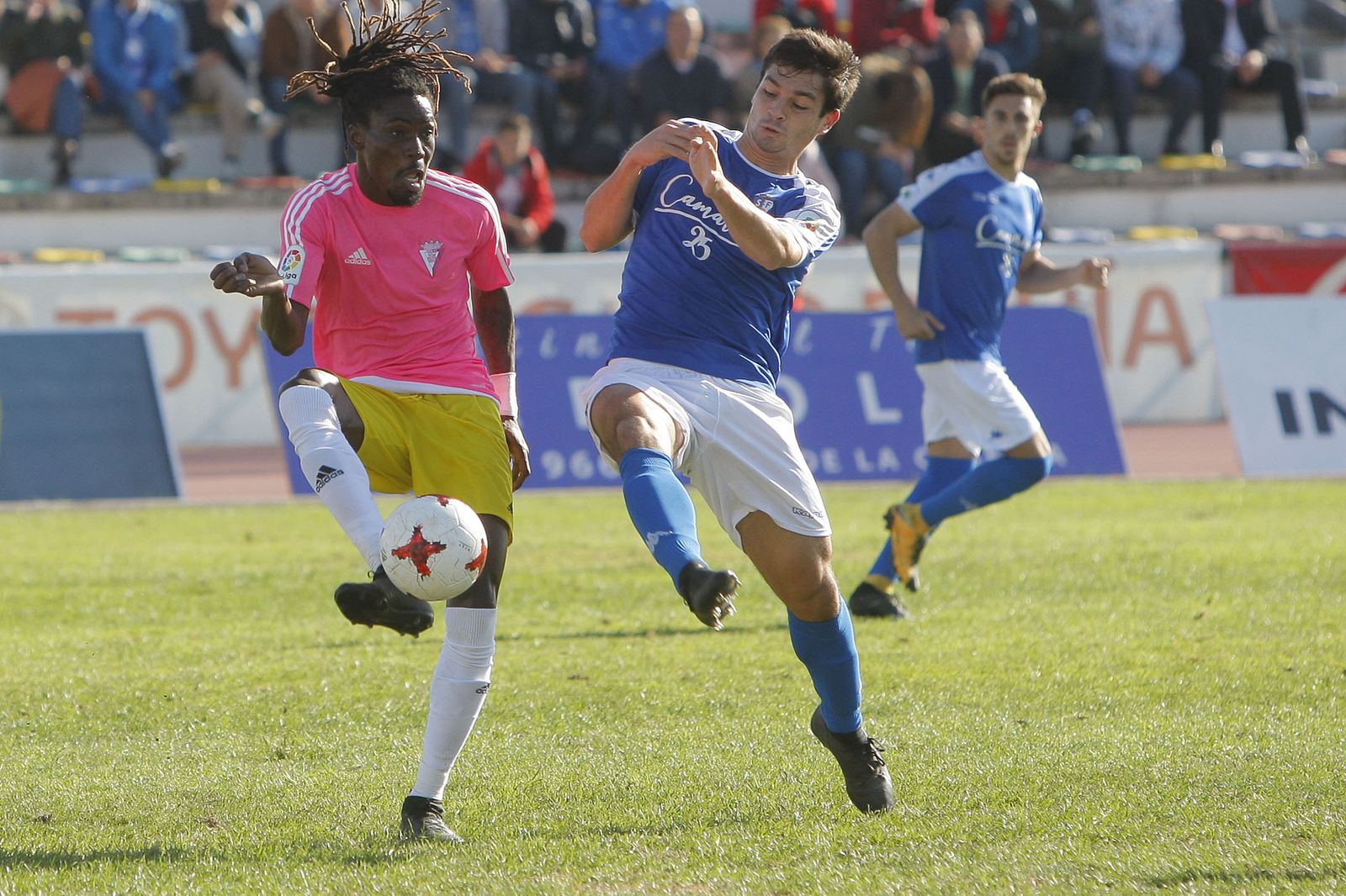 El melillense Boateng, con la tercera equipación del Cádiz, junto a Galindo.