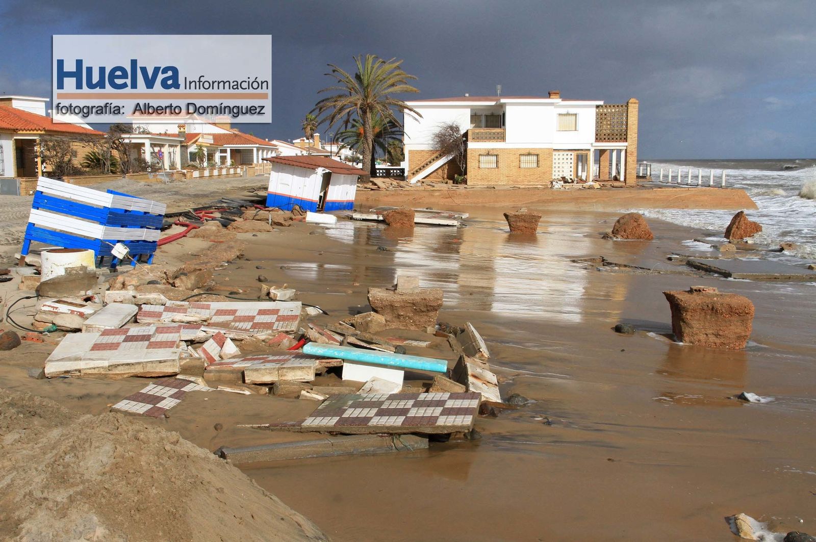 Imágenes de la visita de Rajoy y Susana Díaz a la playa de La Antilla
