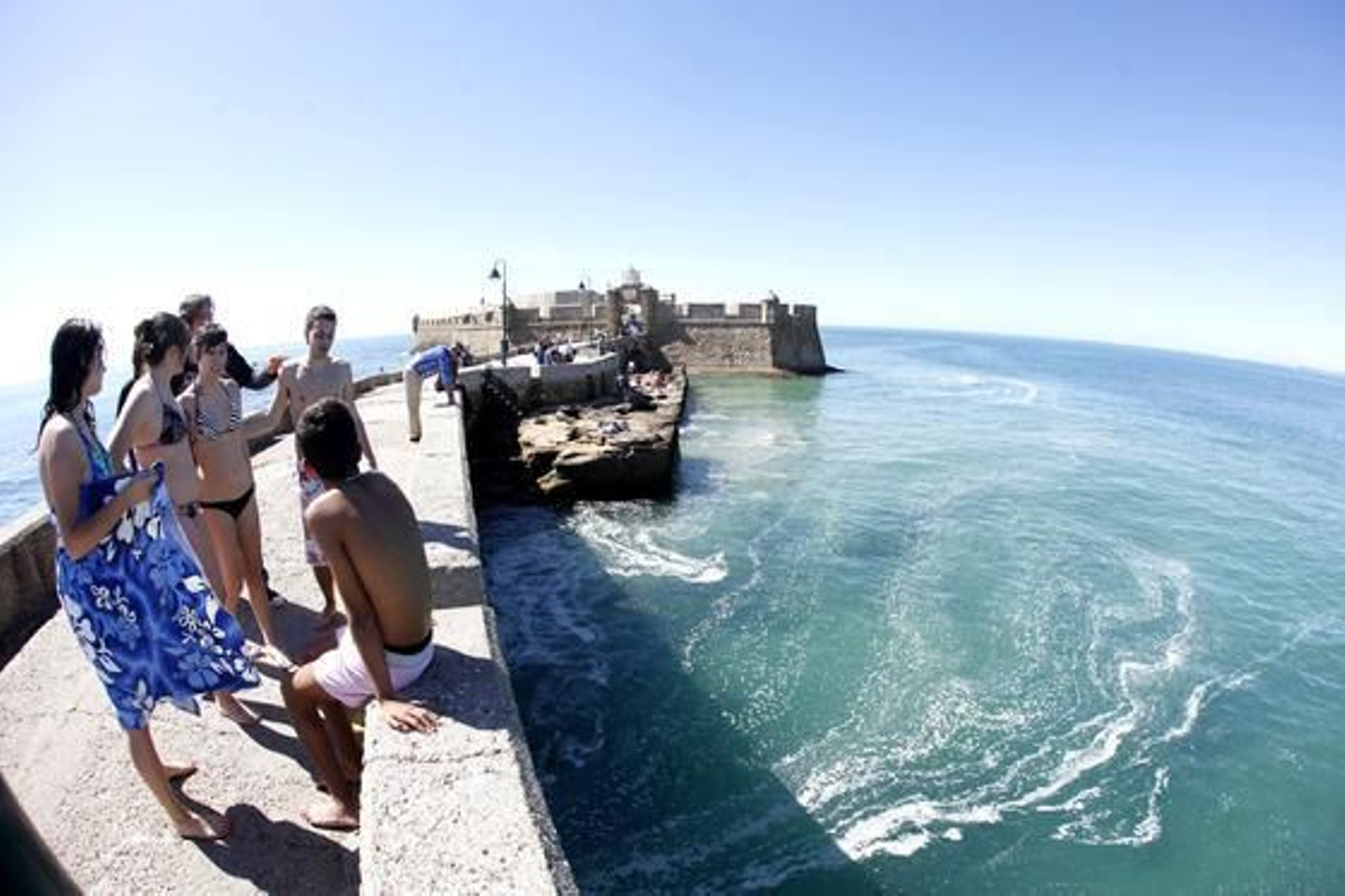 Desde primeras horas de la mañana, en la playa de la Caleta se han reunido miles de ciudadanos, dispuestos a disfrutar y fotografiar la marea del año./Jesús Marín

Foto: Julio Gonz?z/Jes?ar?