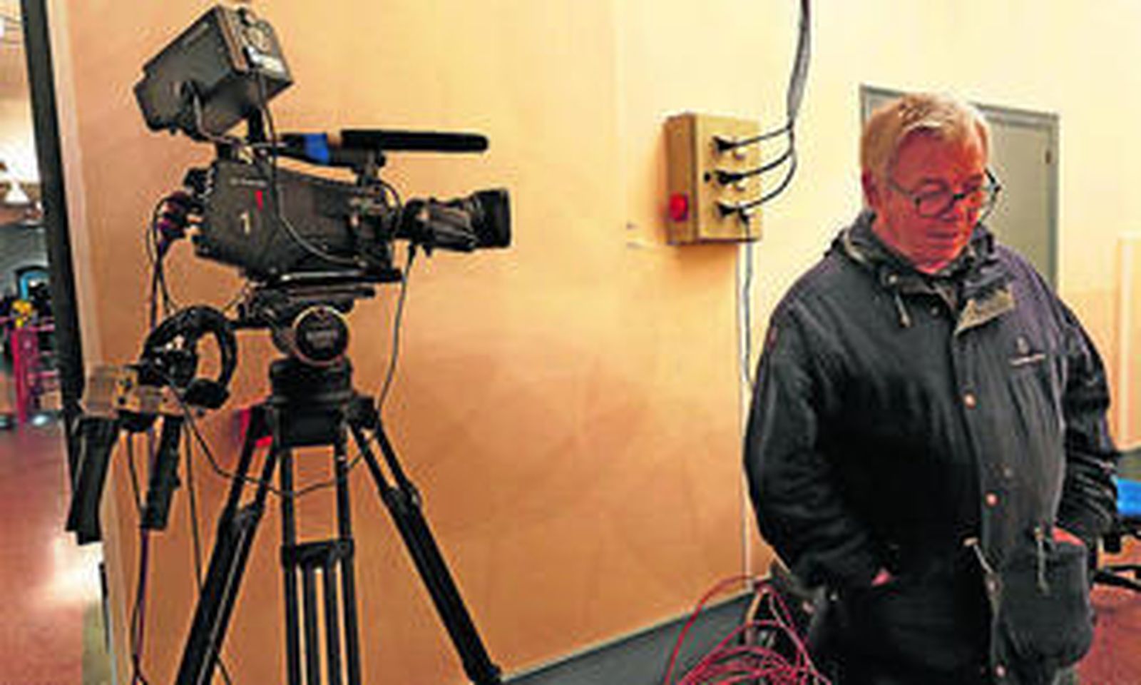 El operador de cámara José Mateos, el pasado miércoles en la zona de camerinos del Gran Teatro Falla.