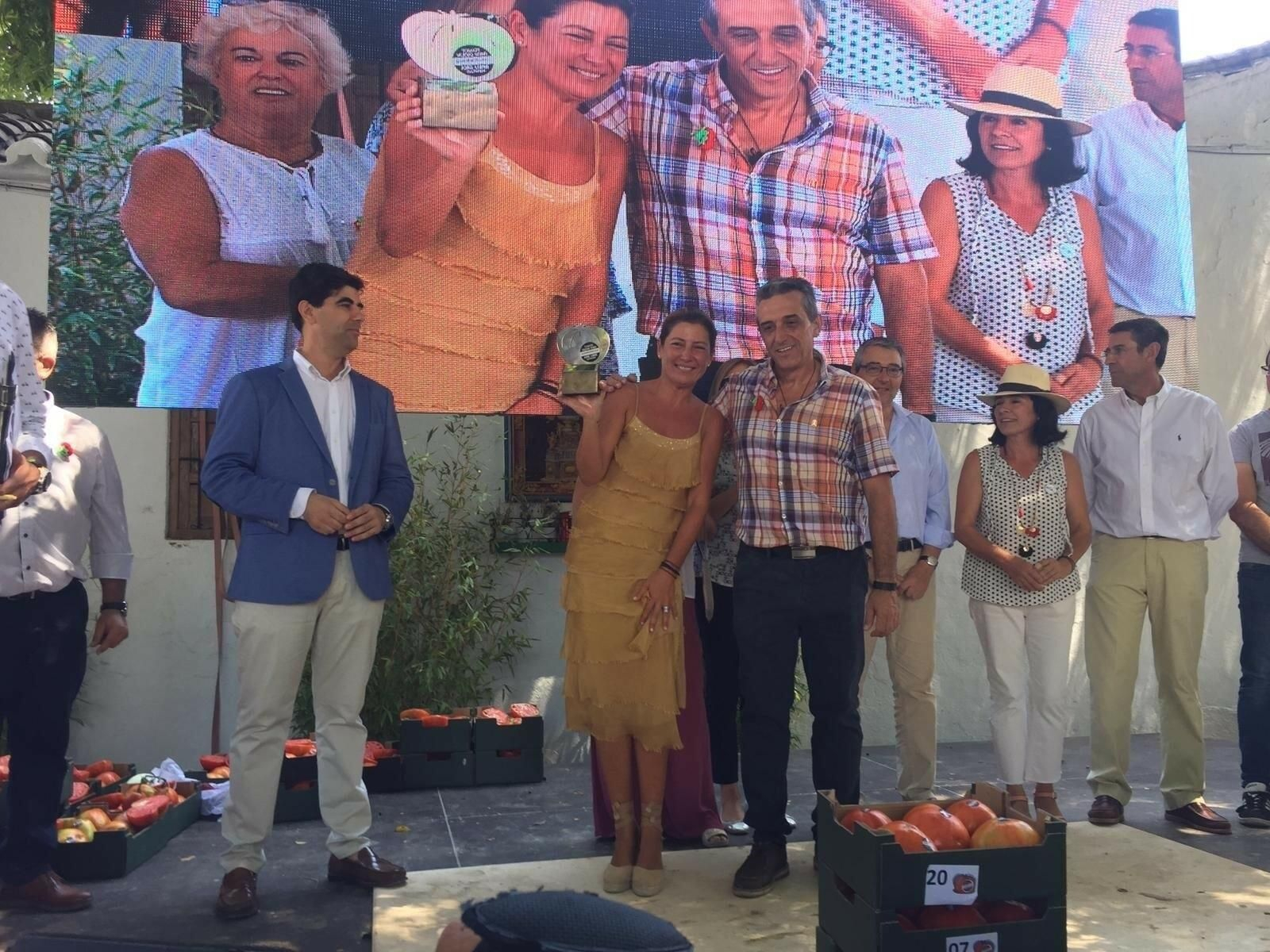 Sara Baras se hace con el mejor lote de tomates huevo de toro de Coín por 3.700 euros.