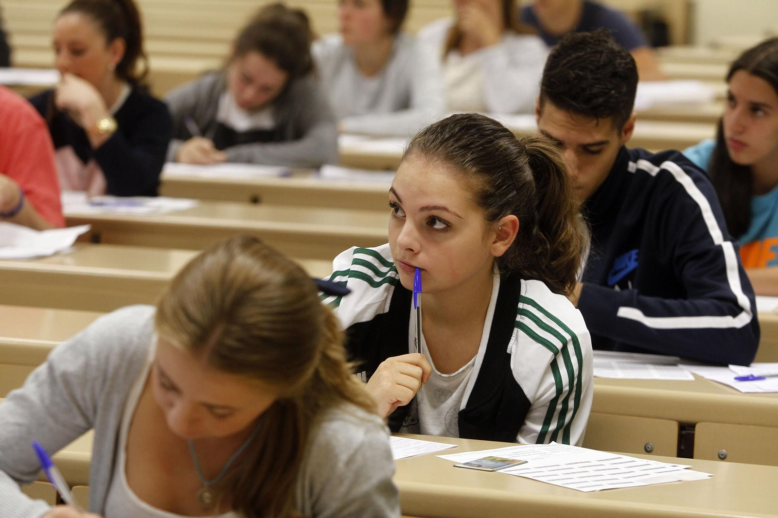 Alumnos en un examen en la Universidad de Granada