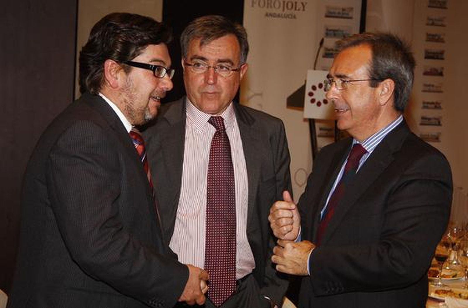 Jacinto Mañas, director de Comunicación de BBK, con Ignacio Martínez y Juan Carlos Fernández, del Grupo Joly.

Foto: Victoria Hidalgo y Juan Carlos Muñoz
