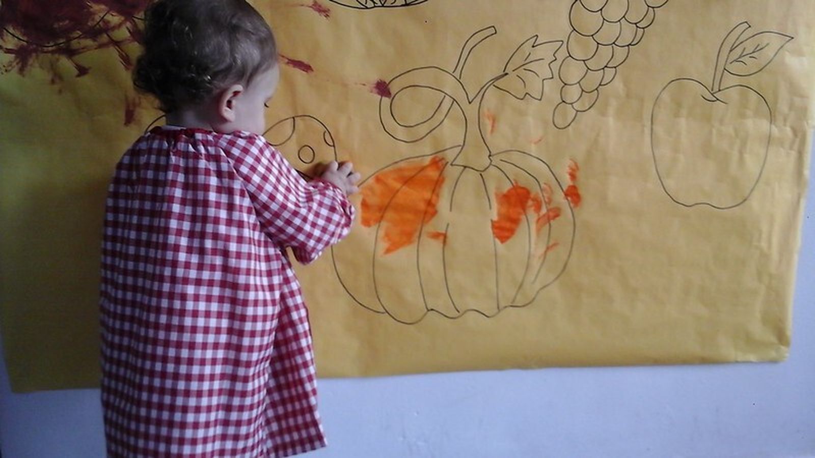 Un niño colorea en la guardería cuevana.