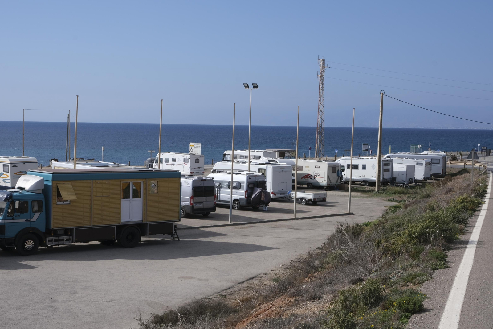 Imágenes de las autocaravanas estacionadas en Cabo de Gata.