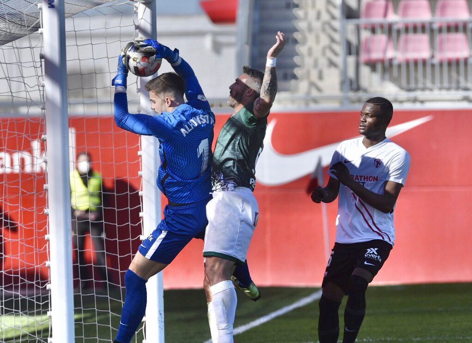 El guardameta sevillista Alfonso atrapa un balón ante Piovaccari.