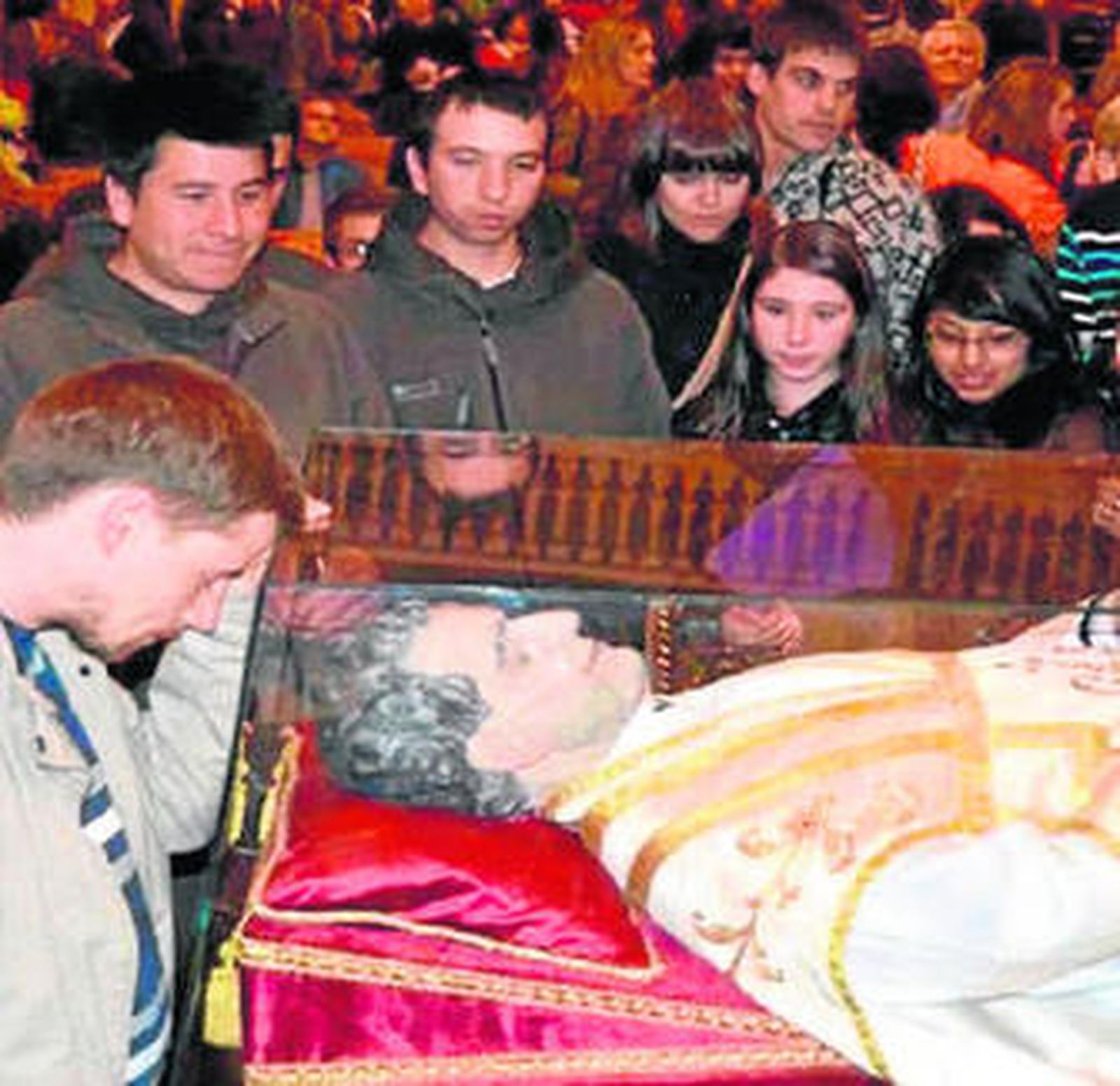 Momento de una de las visitas a las reliquias.