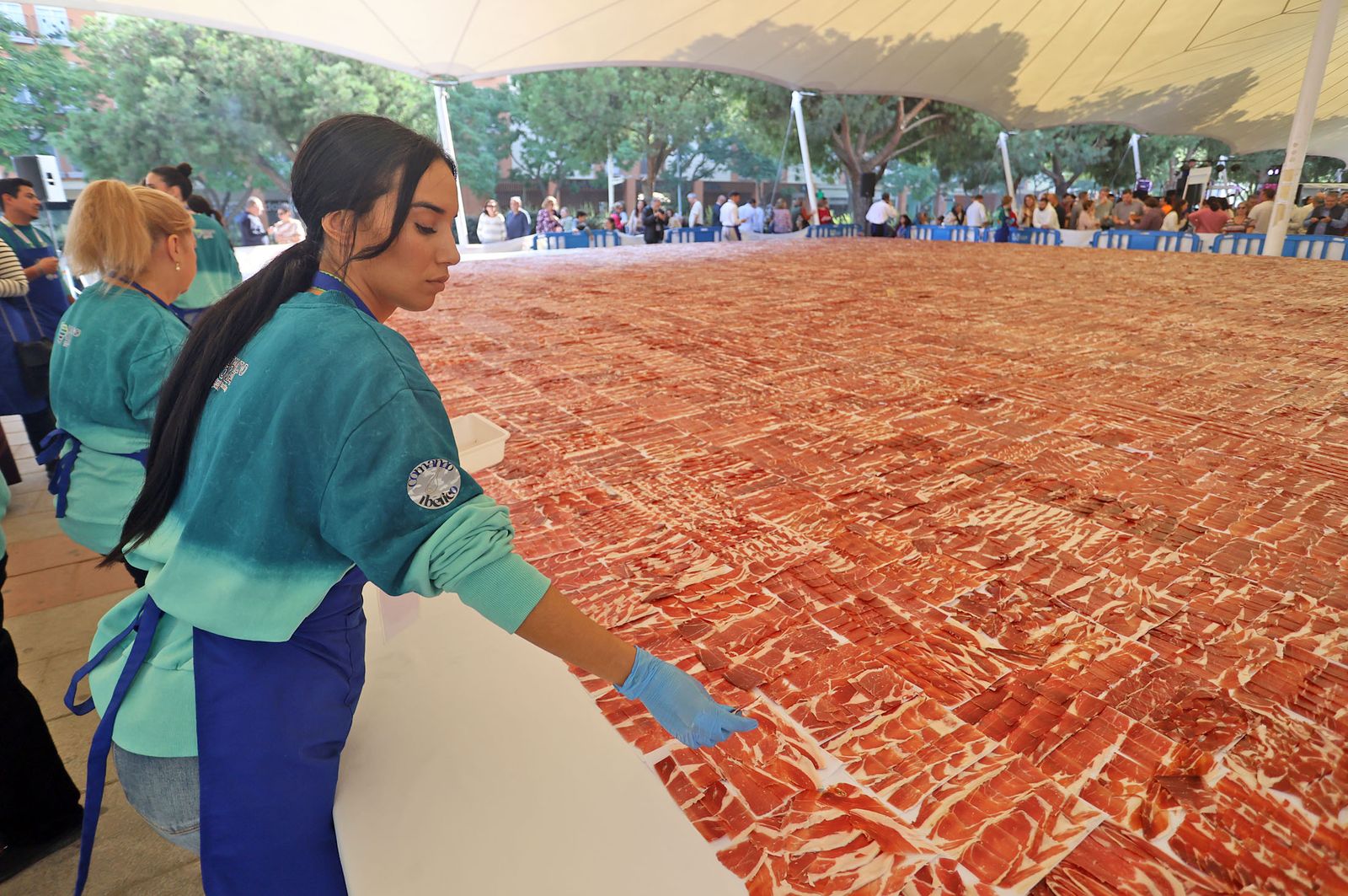 Huelva consigue el récord Guinness con el plato de jamón más grande del mundo, en imágenes