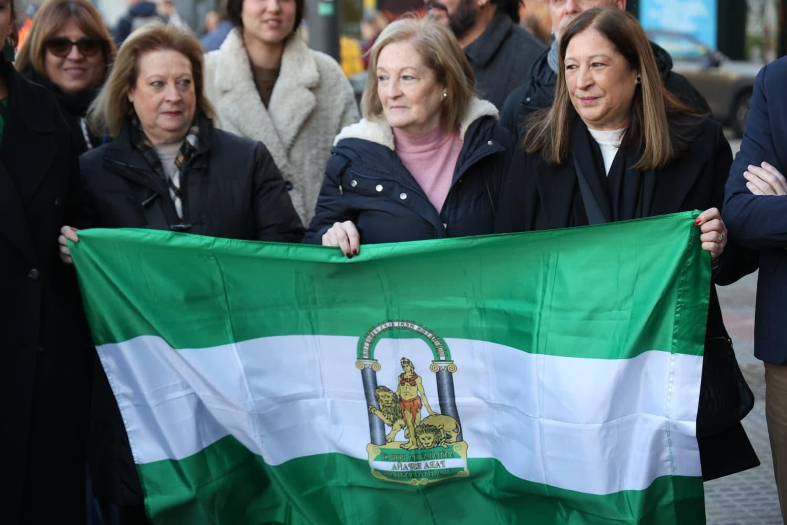 Puri, Paqui y Loli con la bandera de Andalucía.