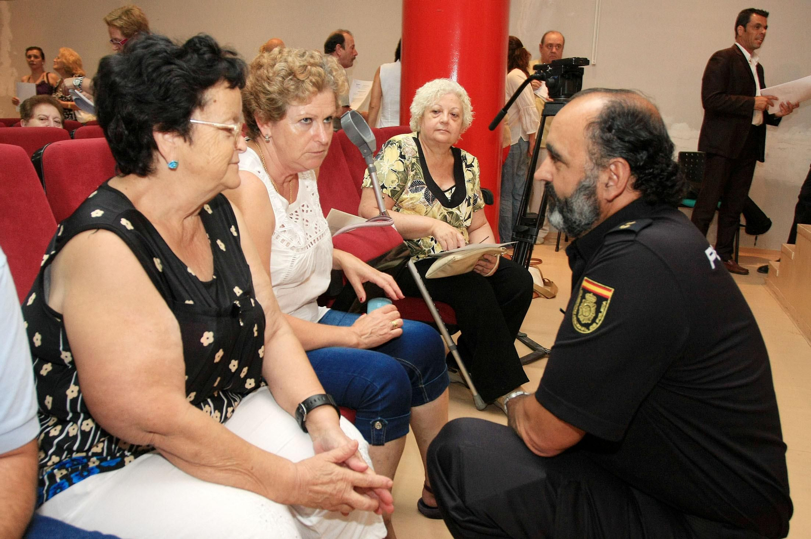 El inspector jefe Emilio Fernández, con las víctimas de bebés robados.