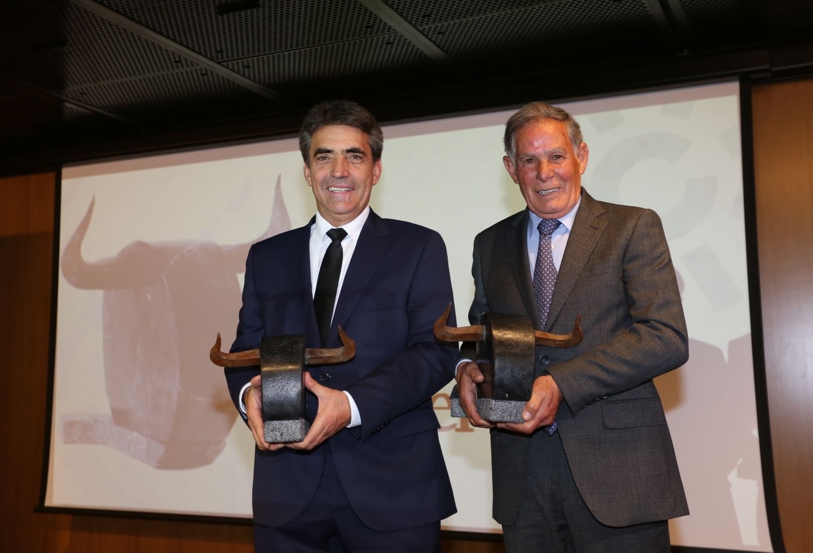 Victorino Martín García y Francisco Ruiz Miguel con los trofeos que recibieron.