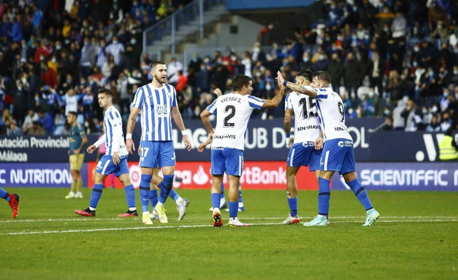 Los blanquiazules celebran un gol en el Málaga CF - Las Palmas.