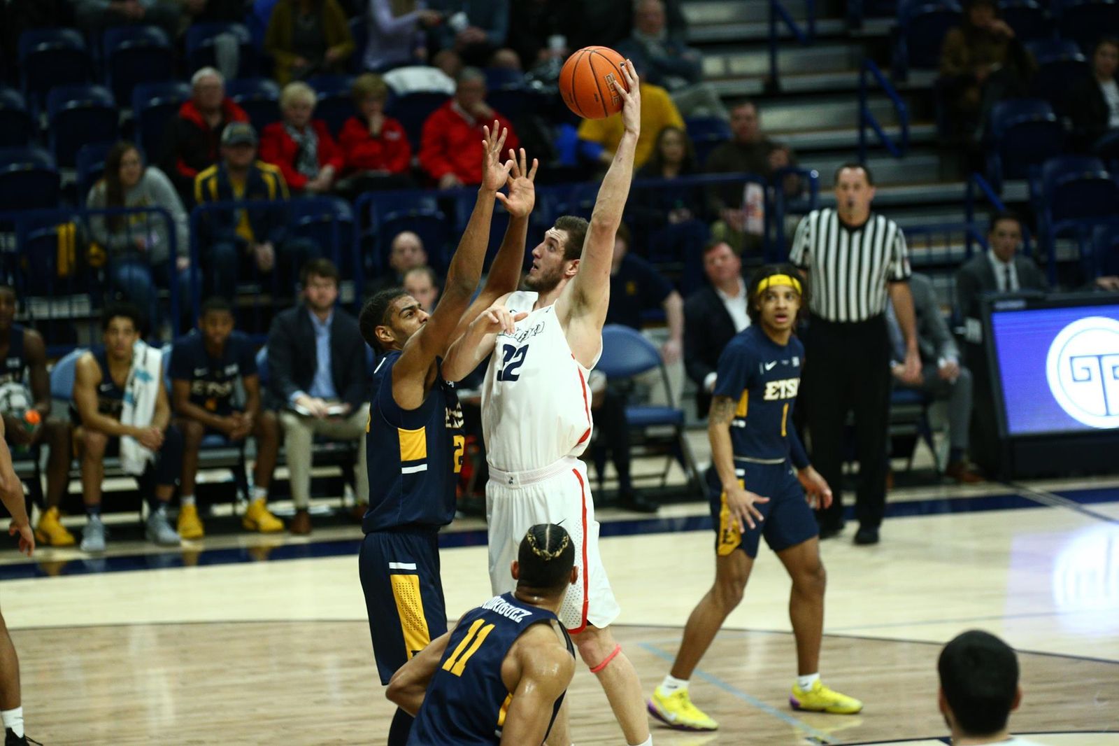 Rubén Guerrero busca la canasta ante un defensor de ETSU.