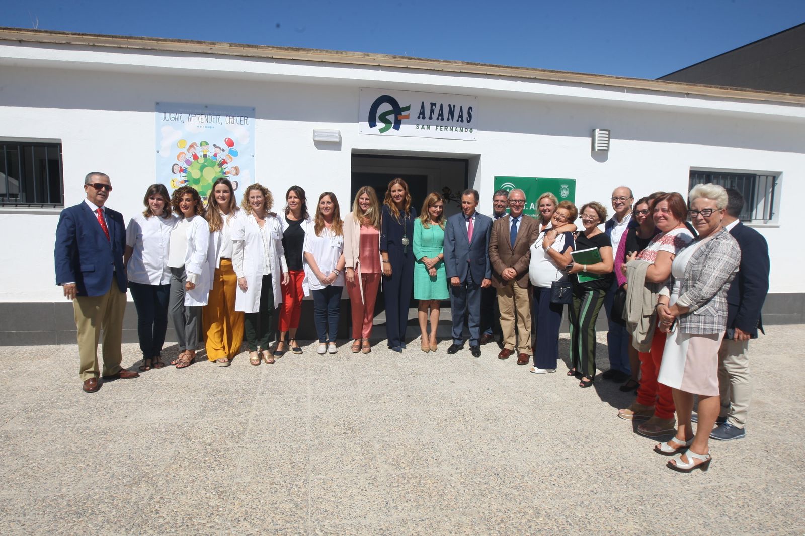 Foto de grupo de cargos públicos, trabajadoras y representantes de asociaciones tras la visita de la titular de Salud.