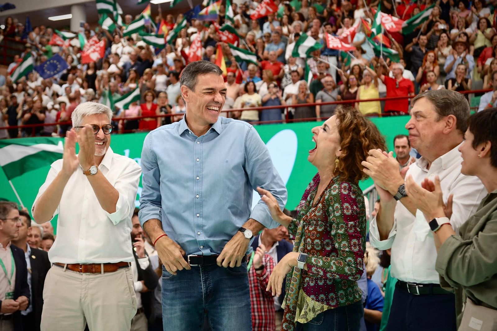 Sánchez arropa la candidatura de Montero en un multitudinario acot en Málaga, en imágenes