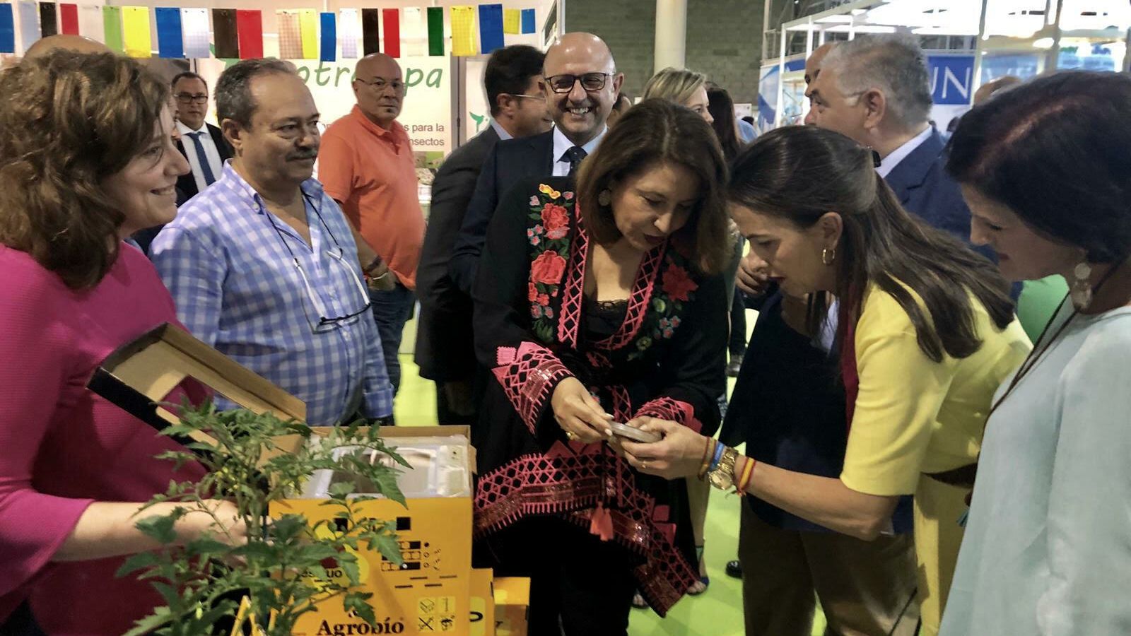 La consejera de Agricultura, en el estand de Agrobío, durante su visita a la feria.
