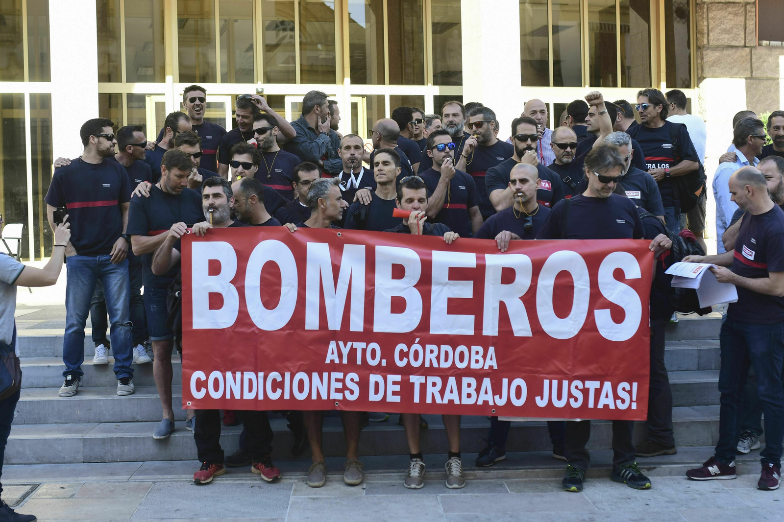 Los bomberos, durante una protesta por la falta de personal