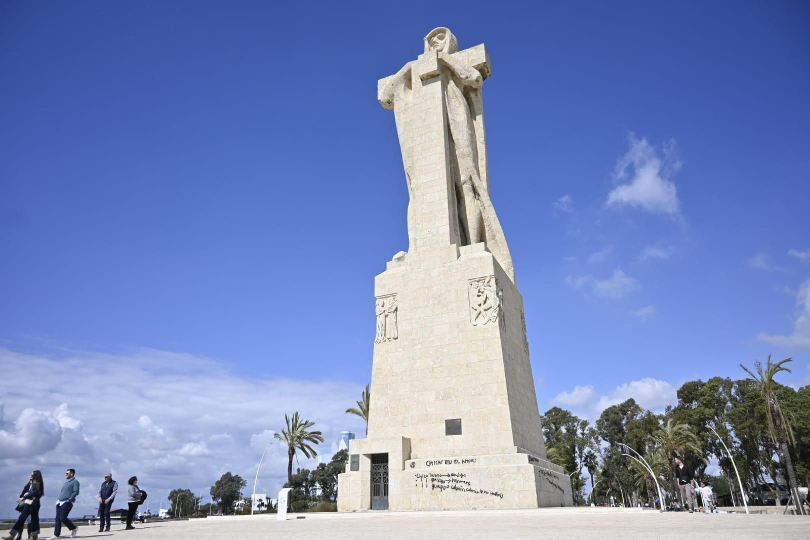 Pintan con grafiti el Monumento a Colón en Huelva: imágenes del acto vandálico