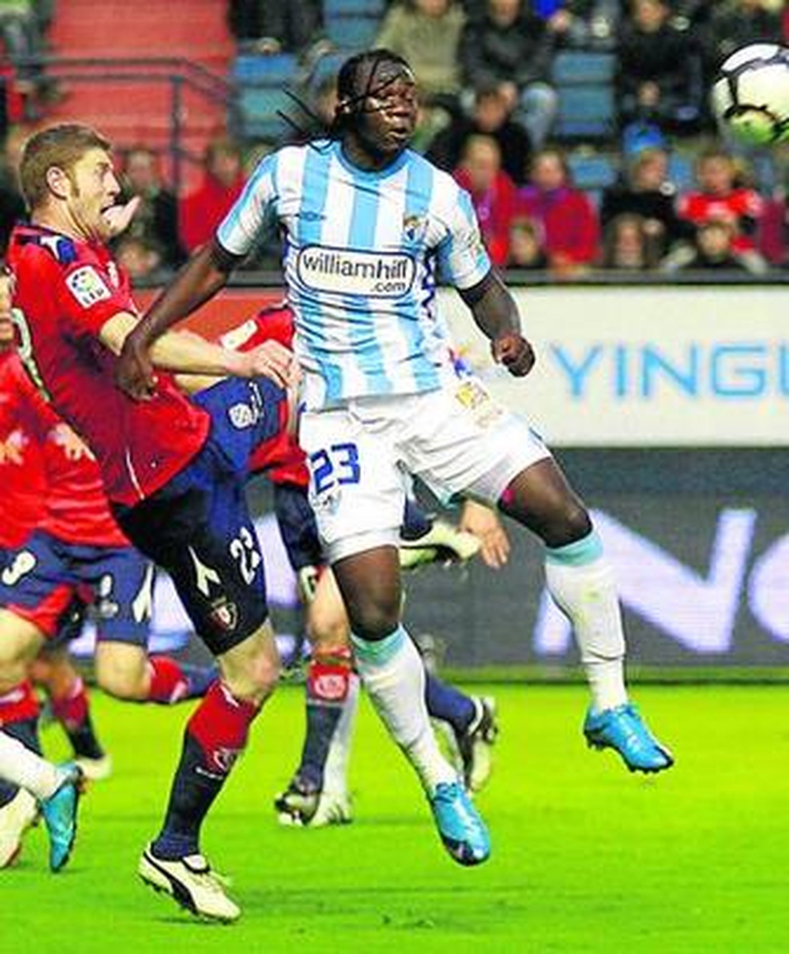 Caicedo gana un balón por alto a Sergio en el partido ante Osasuna en el Reyno de Navarra.